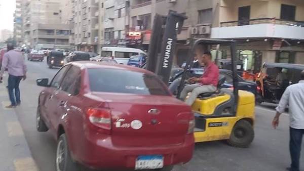 رفع سيارات الانتظار الخاطيء في شوارع الجيزة