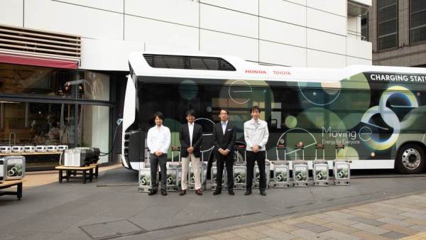 حافلة تويوتا وهوندا التي تعمل كوحدة طاقة متنقلة