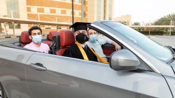 مصري يحتفل بالتخرج الجامعي من داخل سيارته في الامارات
