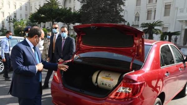 الرئيس السيسي يتفقد عددا من السيارات المجهزة بالغاز- صورة أرشيفية