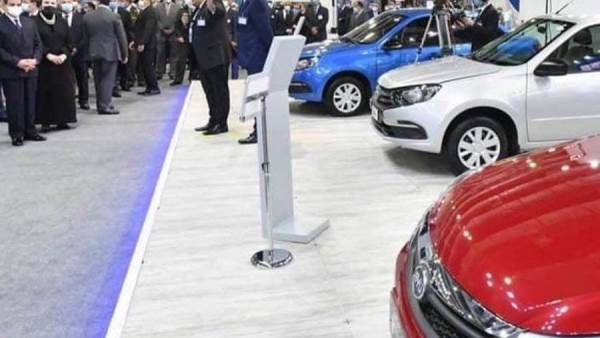 الرئيس السيسي يتفقد جناح شركة الأمل للسيارات بمعرض جو جرين