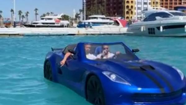 سيارة تمشي على الماء