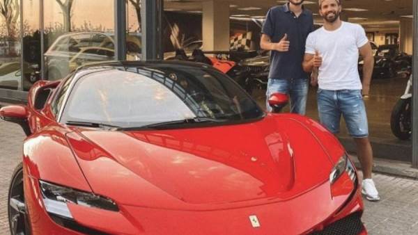 سيرجيو أغويرو مع سيارته الفيراري الجديدة