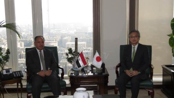 وزير المالية يعرض على السفير اليابانى الاستثمار فى صناعة السيارات بمصر