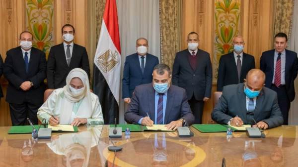 مصر توقع اتفاق مع شركة إماراتية لتصنيع سيارات بيك أب غاز طبيعي والتصنيع المحلي عبر الهيئة العربية للتصنيع.