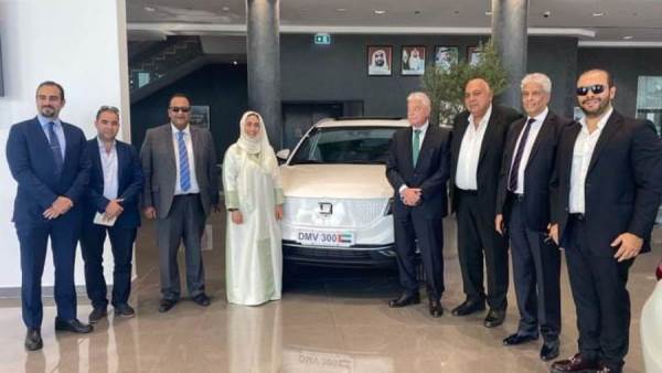 سيارة الدماني الكهربائية في معرض سوق السفر العربي في دبي