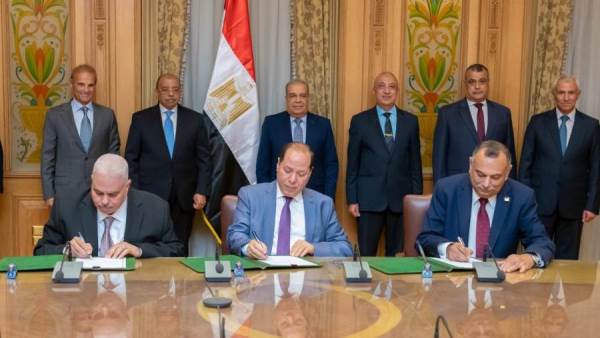 توقيع عقد اتفاق مشترك لشراء 40 أتوبيس كهربائي للاسكندرية