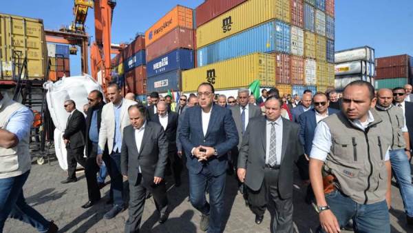 رئيس الوزراء يتابع إجراءات الإفراج الجمركي عن السلع والبضائع بميناء الإسكندرية تنفيذا للتكليفات الرئاسية.