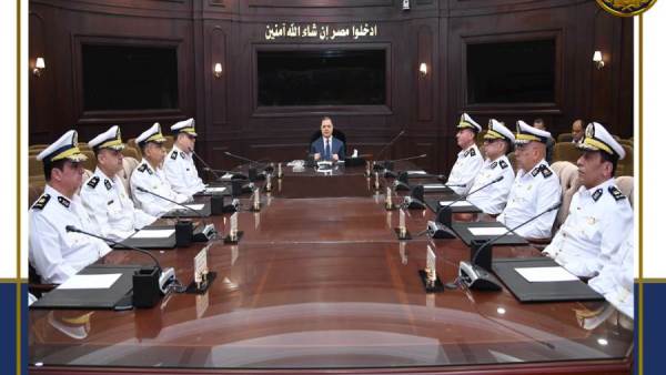 وزير الداخلية المصري يستعرض الخطة الأمنية والمرورية خلال فترة العيد وتأمين مختلف المحاور والطرق.