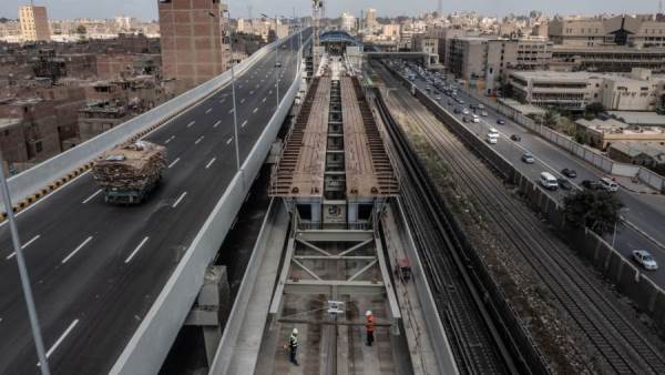 إتمام المرحلة الأولى لتركيب مسار المترو أعلى محطة جامعة القاهرة