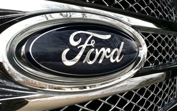 Ford-Logo-Car-Wallpaper-HD-Desktop-2578-1024x640