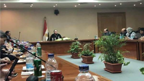 وزيرة الصناعة اثناء المؤتمر الصحفي
