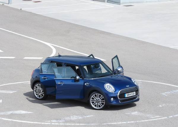 Mini-Cooper_5-door_2015_800x600_wallpaper_24