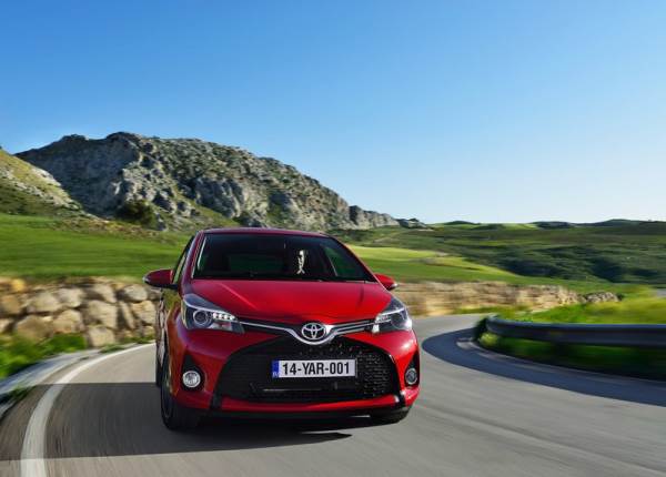 Toyota-Yaris_2015_800x600_wallpaper_5e