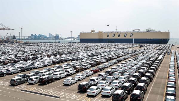 Kia cars awaiting shipment at Pyeongtaek Port