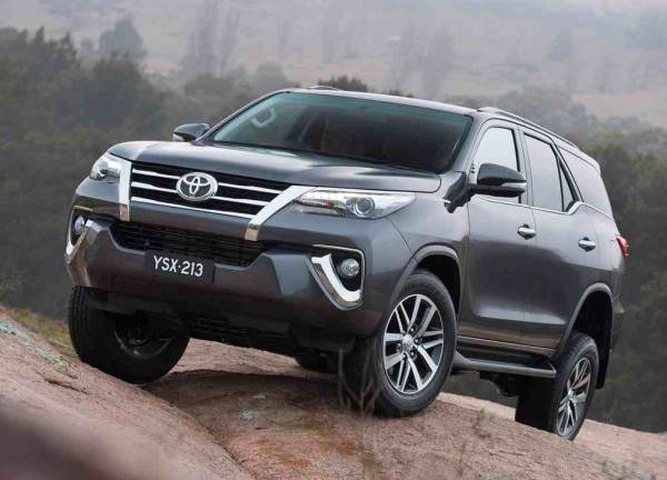 Toyota-Fortuner_2016_1024x768_wallpaper_02