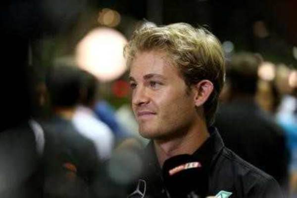 روزبرج يتحدث لممثلين عن وسائل الاعلام في سنغافورة 