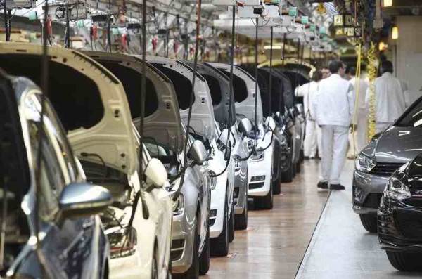 خط إنتاج داخل مصنع سيارات فولكسفاجن في فولفسبورج 