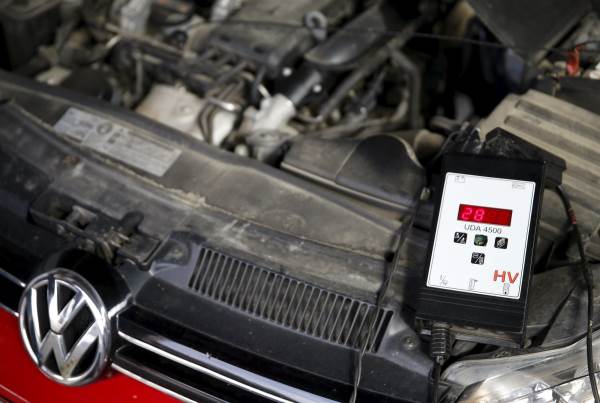 احدى سيارات فولكس فاجن اثناء اختبار في البوسنة