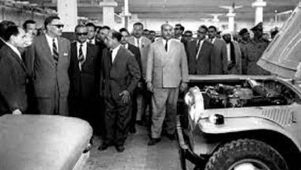 الرئيس الراحل جمال عبدالناصر في زيارة مصنع النصر للسيارات