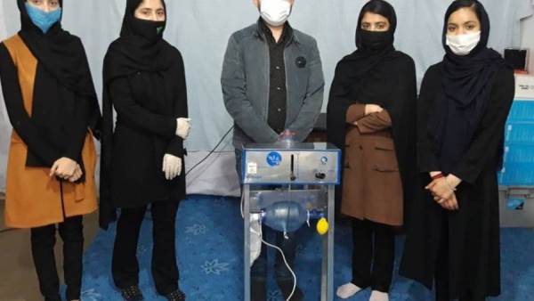 فتيات من أفغانستان يصنعن جهاز تنفس رخيص من قطع غيار تويوتا