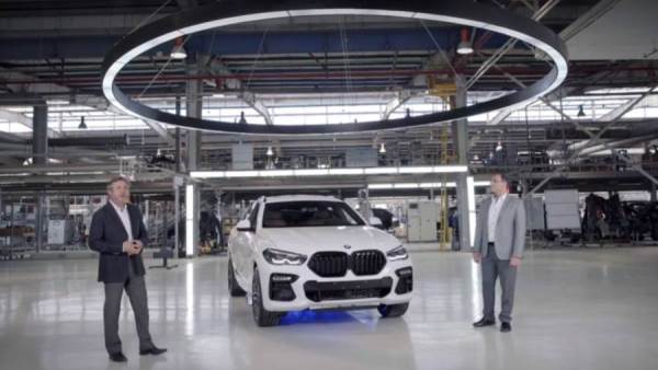 يحي عبدالقدوس ومحمد زكريا خلال تقديم الجيل الثالث من X6