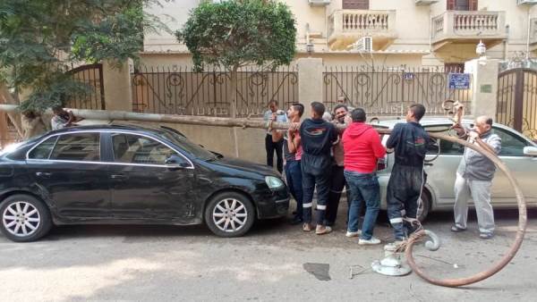 سقوط شجرة وعمود انارة على سيارات بمصر الجديدة
