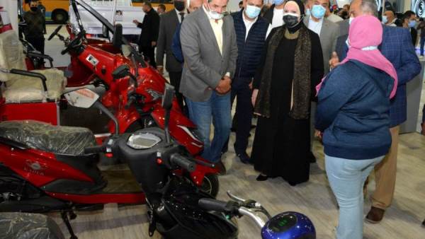 وزيرة التجارة والصناعة تتفقد الاستعدادات النهائية للمعرض الاول لتكنولوجيا تحويل واحلال المركبات للعمل بالطاقة النظيفة3