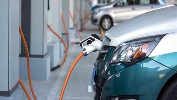 الحكومة تصدر قرارا باشتراطات الافراج عن سيارات الركوب الكهربائية