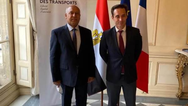 كامل الوزير وزير النقل المصري خلال زيارته لدولة فرنسا مع جون باتيست جيباري وزير النقل الفرنسي