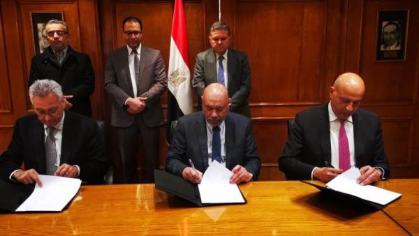 وزير قطاع الأعمال العام يشهد توقيع اتفاقية مساهمين لتأسيس أول شركة لبيع وتوزيع السيارات الكهربائية في مصر