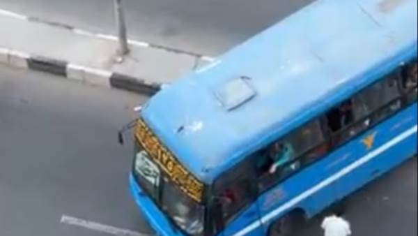 ضبط سائق ميني باص قطع الجزيرة الوسطى في شارع الطيران