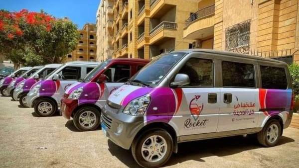 شركة تقوم بتوفير سيارات لنقل الركاب في حدائق الأهرام