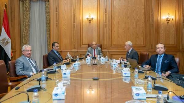 وزير الدولة للإنتاج الحربي يلتقي ممثلي إم جلوري الإماراتية.