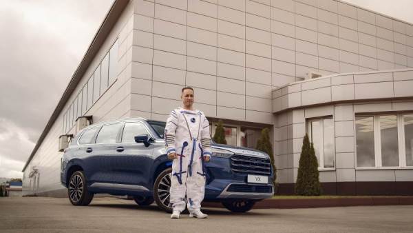 رائد الفضاء أنطون شكابليروف و EXEED VX