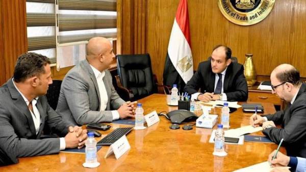 وزير التجارة والصناعة يلتقي بممثلي أول شركة مصرية تعمل في مجال تكنولوجيا تحويل المركبات للعمل بالطاقة الكهربائية.