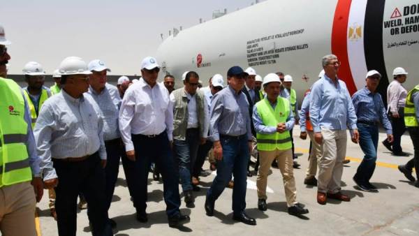 طارق الملا وزير البترول والثروة المعدنية يتفقد مشروعات زيادة الطاقة الانتاجية للسولار