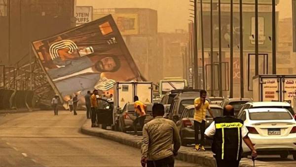 سقوط لوحة اعلانية بمصر