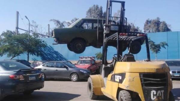 رفع سيارات قديمة متهالكة في القاهرة