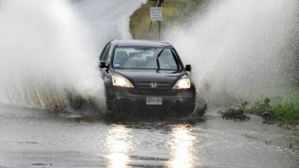 أضرار بالغة تسببها الأمطار للسيارات