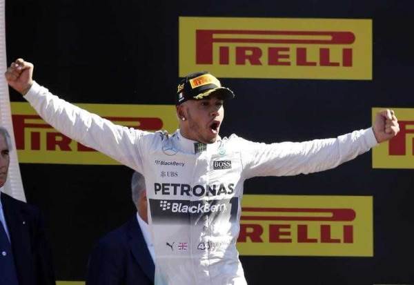 هاميلتون يحتفل بفوزه بسباق ايطاليا في فورمولا 1