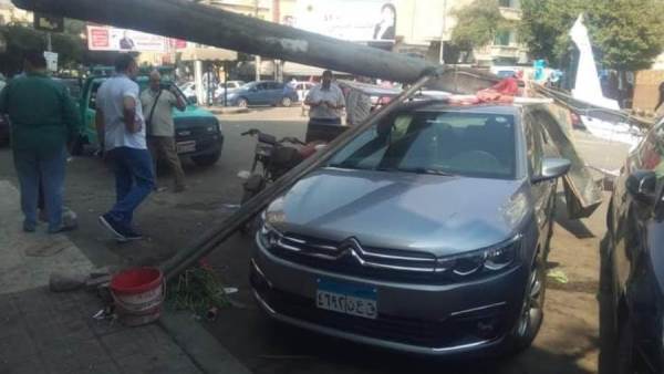 سقوط أعمدة انارة على سيارات بسبب لافتات الانتخابات