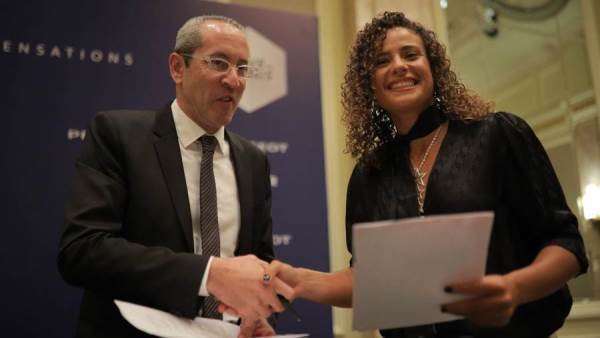 خالد يوسف الرئيس التنفيذي لبيجو مصر يوقع العقد مع لاعبة التنس ميار شريف