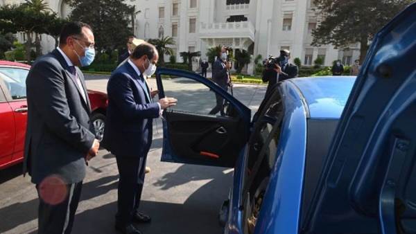 الرئيس السيسي يتفقد عدد من السيارات المجهزة بالغاز- صورة أرشيفية