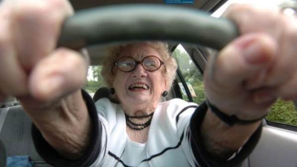 نفي شائعة تحديد سن أقصي لتجديد رخصة القيادة