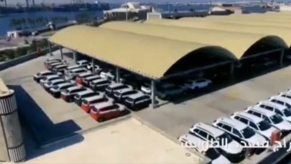 مئات السيارات الجديدة في جراج ميناء الاسكندرية