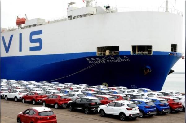 سيارات في ميناء صيني تنتظر التصدير