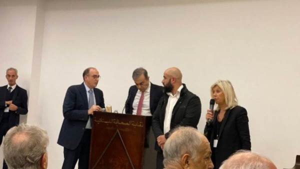 كارلوس غصن اثناء المؤتمر الصحفي بيروت