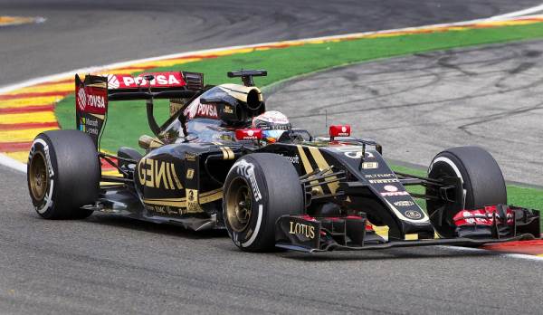 سيارة لفريق لوتس خلال احد سباقات فورمولا 1 