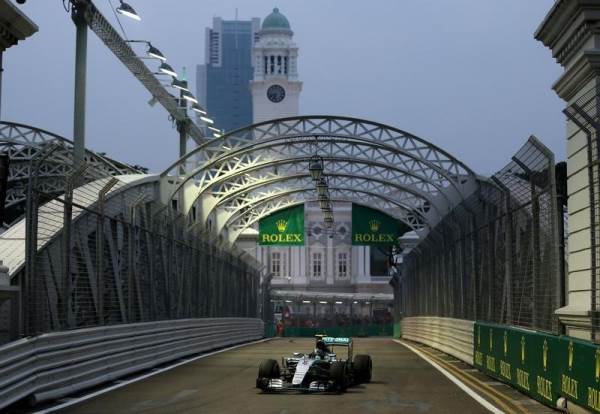 الألماني نيكو روزبرج سائق مرسيدس أثناء التجارب الحرة لجائزة 